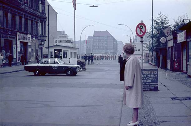 no checkpoint charlie, no oeste da friedrichstraße, berlim - east germany - fotografias e filmes do acervo