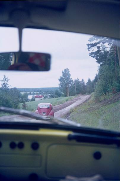 폭스 바겐 비틀 폭스 바겐 비틀 뒤에 드라이브 - mirror car rural scene diminishing perspective 뉴스 사진 이미지