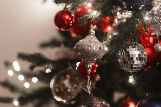 joyeux noël et joyeux nouvel an vacances! décorer l'arbre de noël à l'intérieur. macro ou photo rapprochée de l'arbre de noël et des cadeaux sous lui avec des ampoules bleues rouges. fond de boîte de cadeau pour carte-cadeau 2019 - new year wall decoration gift photos et images de collection