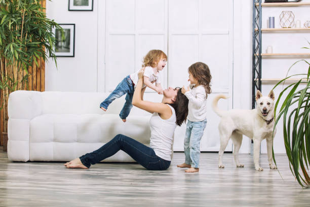 小さな子供の女の子は一緒に幸せな家で母とペットの犬と美しく、かわいいです - beautiful sitting caucasian horizontal ストックフォトと画像
