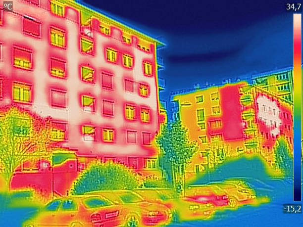 rilevamento della perdita di calore all'esterno dell'edificio utilizzando la termocamera - heat loss foto e immagini stock