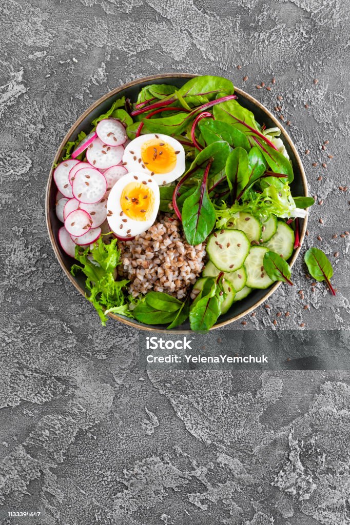 Đĩa bát Phật với cháo kiều mạch, trứng luộc, salad rau tươi củ cải, dưa chuột, rau diếp và lá củ cải. Thực đơn bữa trưa lành mạnh. Dạng xem trên cùng - Trả phí Bản quyền Một lần Buddha bowl Bức ảnh sẵn có Đĩa bát Phật với cháo kiều mạch, trứng luộc, salad rau tươi củ cải, dưa chuột, rau diếp và lá củ cải. Thực đơn bữa trưa lành mạnh. Dạng xem trên cùng - Trả phí Bản quyền Một lần Buddha bowl Bức ảnh sẵn có