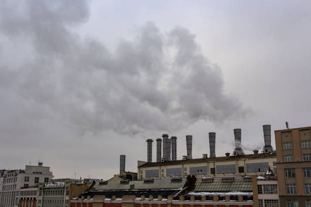 aus den rohren der fabrik geht rauch in den himmel - old station natural gas russia stock-fotos und bilder