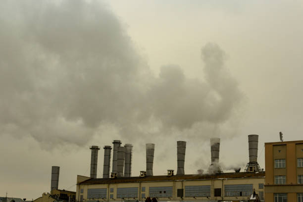 aus den rohren der fabrik geht rauch in den himmel - old station natural gas russia stock-fotos und bilder