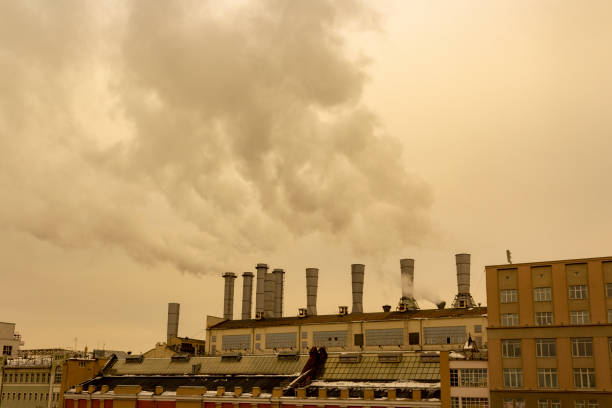 aus den rohren der fabrik geht rauch in den himmel - old station natural gas russia stock-fotos und bilder