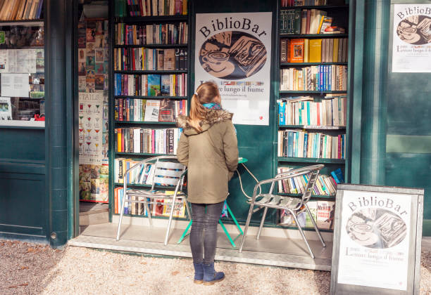 бесплатная винтажная уличная книжная библиотека в столице италии риме - место представляющее интерес стоковые фото и изображения