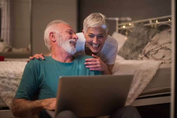 istock Couple with laptop 1133406141