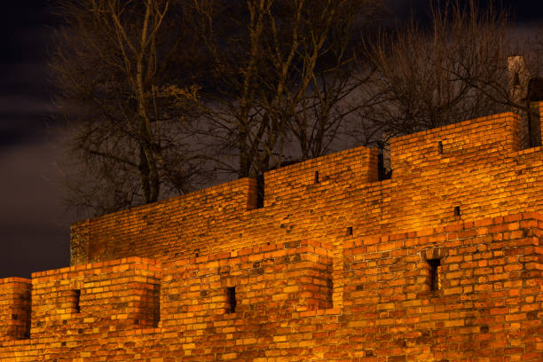 밤에 바르샤바 올드 타운의 성벽 - double wall 뉴스 사진 이미지