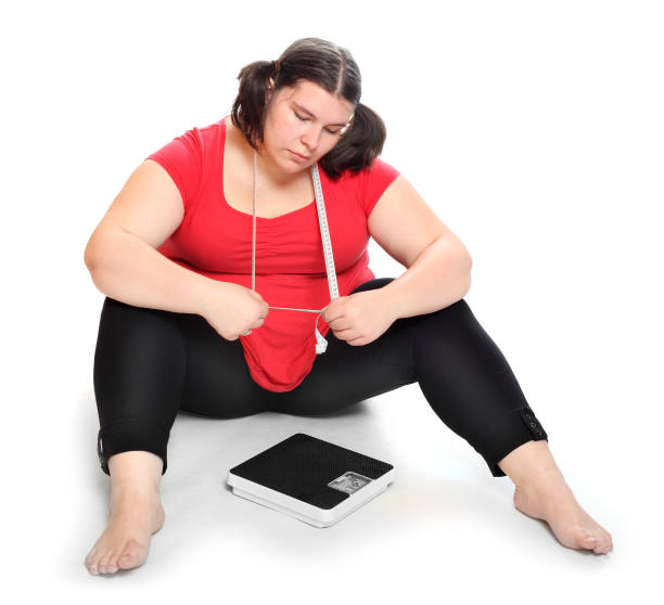 측정 테이프 및 계량 기계와 우울 뚱뚱한 여자. - eating disorder bulimia gag weight 뉴스 사진 이미지
