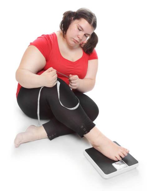 측정 테이프 및 계량 기계와 우울 뚱뚱한 여자. - eating disorder bulimia gag weight 뉴스 사진 이미지
