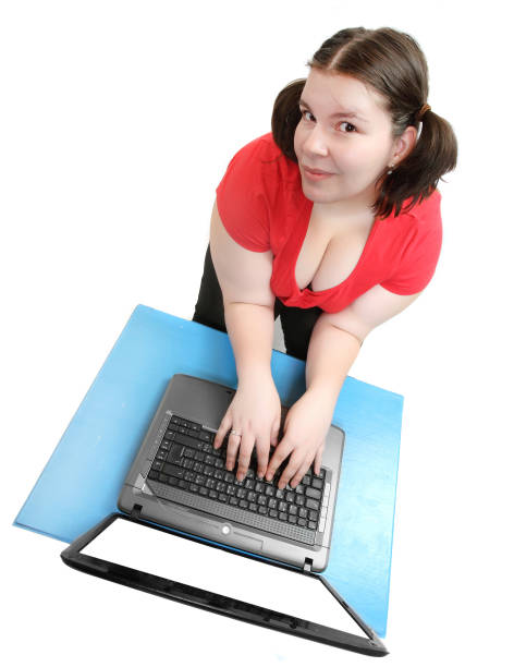 nadwaga kobieta znalezienie nowej diety online na swoim laptopie. obraz z miejscem na tekst. - eating disorder bulimia gag weight zdjęcia i obrazy z banku zdjęć