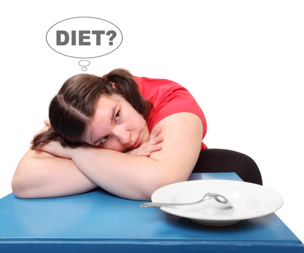 głodna otyła kobieta i pusty talerz. - eating disorder bulimia gag weight zdjęcia i obrazy z banku zdjęć