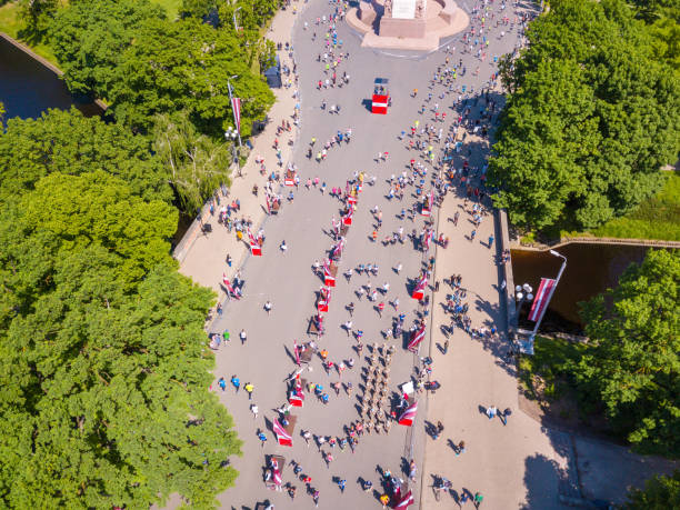 osób biegających w international marathon lattelecom - marathon aerial view crowd running zdjęcia i obrazy z banku zdjęć