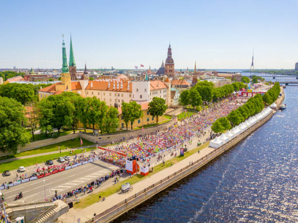 osób biegających w international marathon lattelecom - marathon aerial view crowd running zdjęcia i obrazy z banku zdjęć