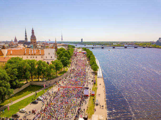 osób biegających w international marathon lattelecom - marathon aerial view crowd running zdjęcia i obrazy z banku zdjęć