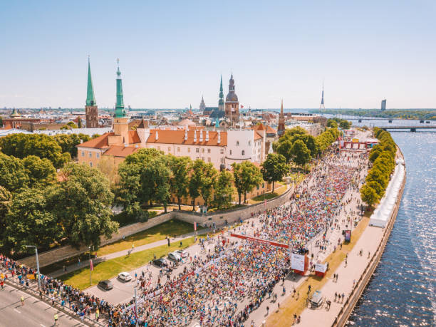 osób biegających w international marathon lattelecom - marathon aerial view crowd running zdjęcia i obrazy z banku zdjęć