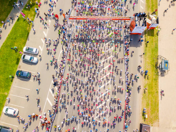 osób biegających w international marathon lattelecom - marathon aerial view crowd running zdjęcia i obrazy z banku zdjęć