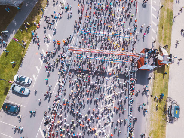 osób biegających w international marathon lattelecom - marathon aerial view crowd running zdjęcia i obrazy z banku zdjęć