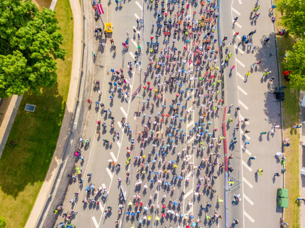 osób biegających w international marathon lattelecom - marathon aerial view crowd running zdjęcia i obrazy z banku zdjęć