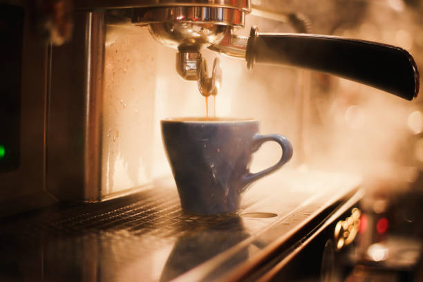 espresso-kaffeemaschine - cappuccino fotos stock-fotos und bilder