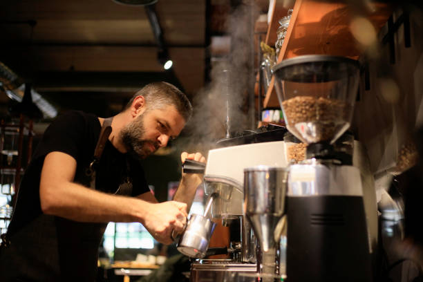 barista making coffee dla klientów w kawiarni - barista zdjęcia i obrazy z banku zdjęć