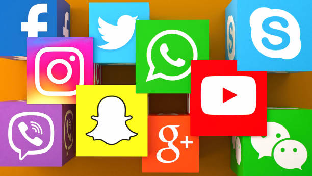 forma quadrada de ícones sociais dos serviços dos media em uma mesa alaranjada - twitter - fotografias e filmes do acervo