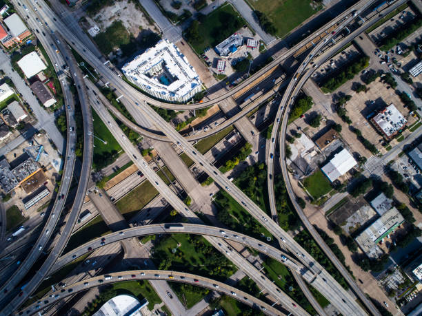 바쁜 일상을 교차 하는 교차로 및 분주 한 고속도로의 하향식 보기 - highway overpass texas multiple lane highway 뉴스 사진 이미지