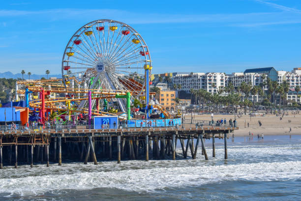 cais de santa monica e roda de ferris - santa monica city of los angeles los angeles county santa monica pier - fotografias e filmes do acervo