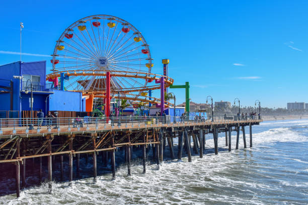 santa monica pier und riesenrad in los angeles - ferris wheel santa monica pier santa monica wheel stock-fotos und bilder