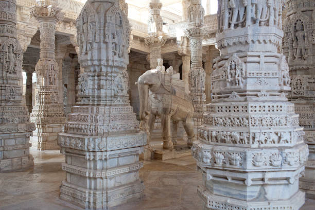 インド、ラージャスターン州ラーナクプルのラーナクプルジャイナ寺院 - nobody india sandstone column ストックフォトと画像