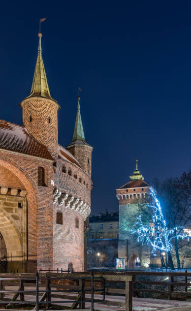 cracovia, polonia, barbican medieval (barbakan) y puerta de florianska en la noche - florianska street fotografías e imágenes de stock