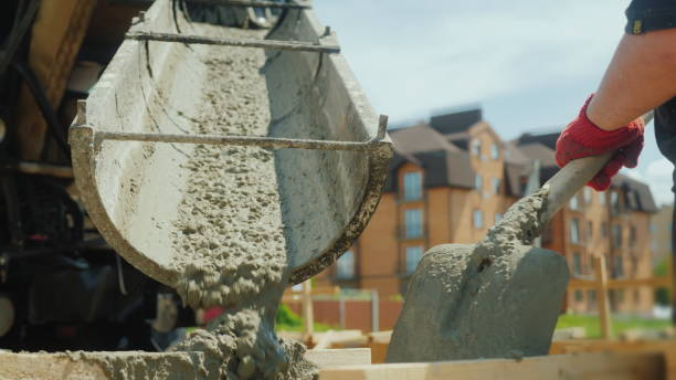 construindo uma cabana. os trabalhadores tomam o concreto de um misturador em um molde de madeira - industry construction concrete rod - fotografias e filmes do acervo