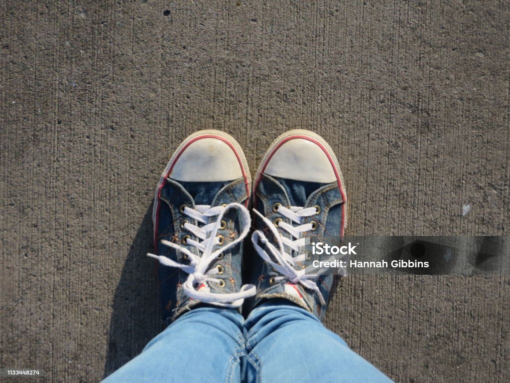 agradable Contrapartida Tranquilidad de espíritu The Middle Road Denim Converse Shoes On A Grey Background Stock Photo -  Download Image Now - iStock