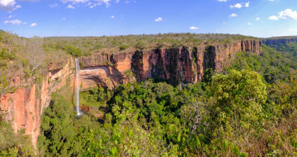hermoso velo nupcial, cascada veu da bride en el parque nacional chapada dos guimaraes, cuiaba, mato grosso, brasil - large waterfall fotografías e imágenes de stock