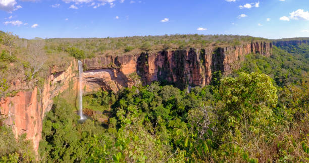 Beautiful Bridal Veil, Veu Da Bride waterfall in Chapada Dos Guimaraes National Park, Cuiaba, Mato Grosso, Brazil Beautiful Bridal Veil, Veu Da Noiva waterfall in Chapada Dos Guimaraes National Park, Cuiaba, Mato Grosso, Brazil, South America table ledge stock pictures, royalty-free photos & images