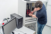 junge-forscher-positionieren-proben-in-atomkraftmikroskop.jpg?b=1&s=170x170&k=20&c=vO_FXJ-JrC-ECBMTJqvni8S-PyldhA3V5yALmqYTt8o=