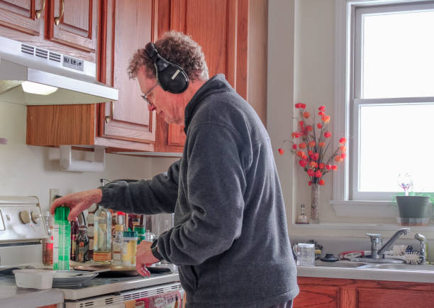 senior man cooking breakfast - columbia missouri audio imagens e fotografias de stock