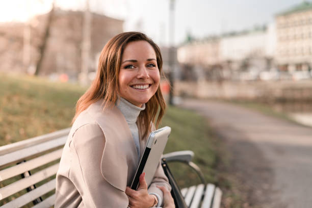 kvinna studerar på sin laptop i parken - studenter sweden bildbanksfoton och bilder