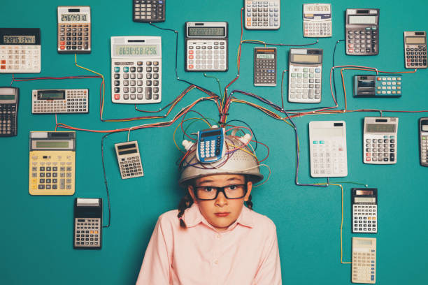 giovane nerd ragazza ansiosa con invenzione calcolatrice - retro revival connection innovation child foto e immagini stock
