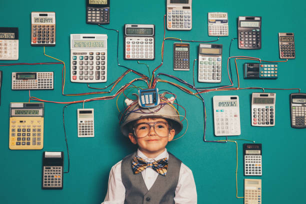 jeune garçon de nerd avec l'invention de calculatrice - retro revival connection innovation child photos et images de collection