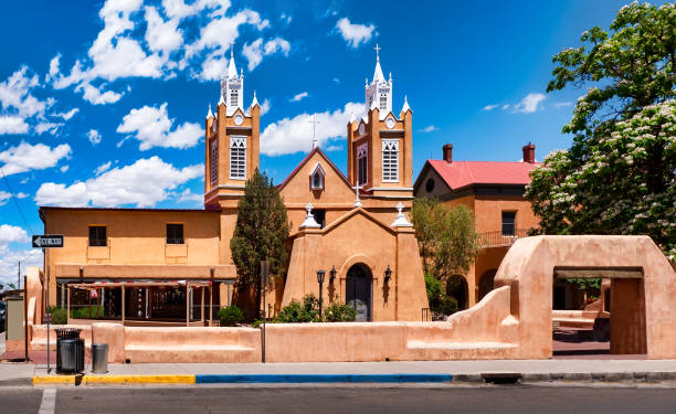 chiesa parrocchiale di san felipe de neri nel centro storico di albuquerque - albuquerque catholicism church new mexico foto e immagini stock