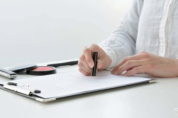 istock Woman making contract in Japan 1133476023