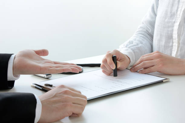 istock Woman making contract in Japan 1133476029