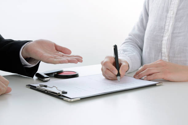 istock Woman making contract in Japan 1133476030