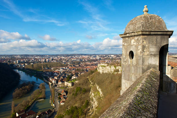 stadt besançon blick von der zitadelle, frankreich. - doubs river stock-fotos und bilder