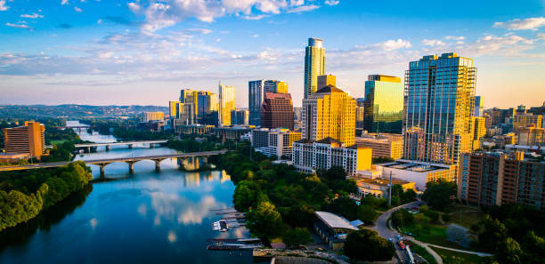 austin texas panorama panoramique aérien drone sunrise couleurs dorées à travers le paysage urbain coloré skyline - austin texas skyline texas cityscape photos et images de collection