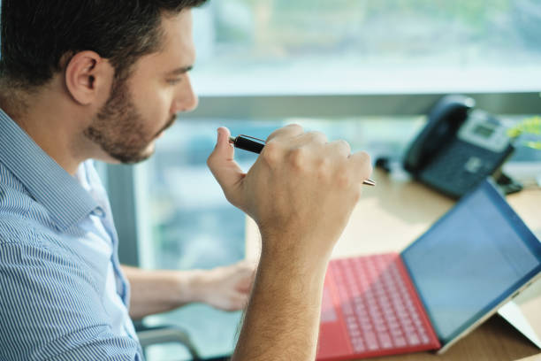 homem de negócio adulto que clica a pena a pressão de esforço no escritório - problems computer pc frustration - fotografias e filmes do acervo