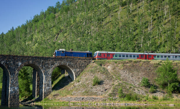 touristenzug auf der circum-baikal-bahn - baikalsee stock-fotos und bilder