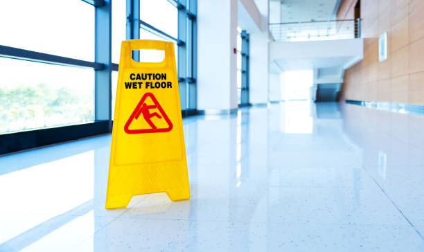 żółty znak ostrzegawczy mokrej podłogi na podłodze biurowej - slippery when wet sign zdjęcia i obrazy z banku zdjęć