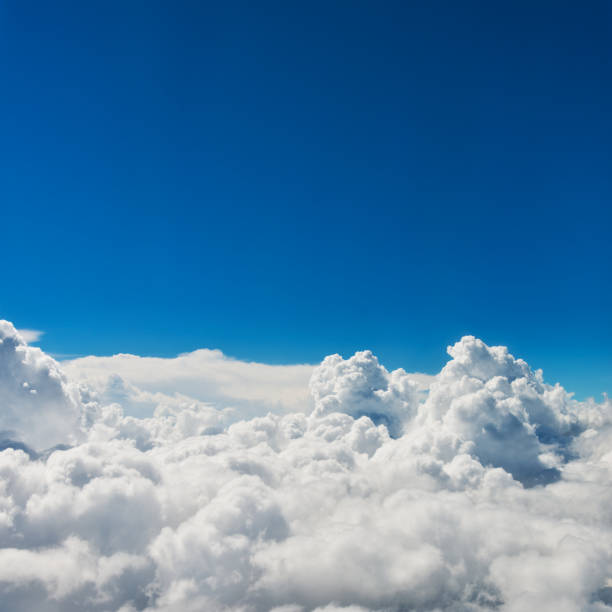 vue aérienne du ciel bleu et des nuages pour le fond - air landscape stratosphere day photos et images de collection